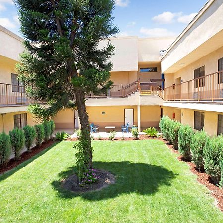 Days Inn & Suites By Wyndham Артижа Экстерьер фото