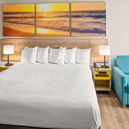 Days Inn & Suites By Wyndham Артижа Экстерьер фото