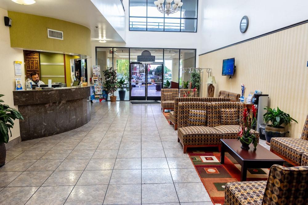 Days Inn & Suites By Wyndham Артижа Экстерьер фото