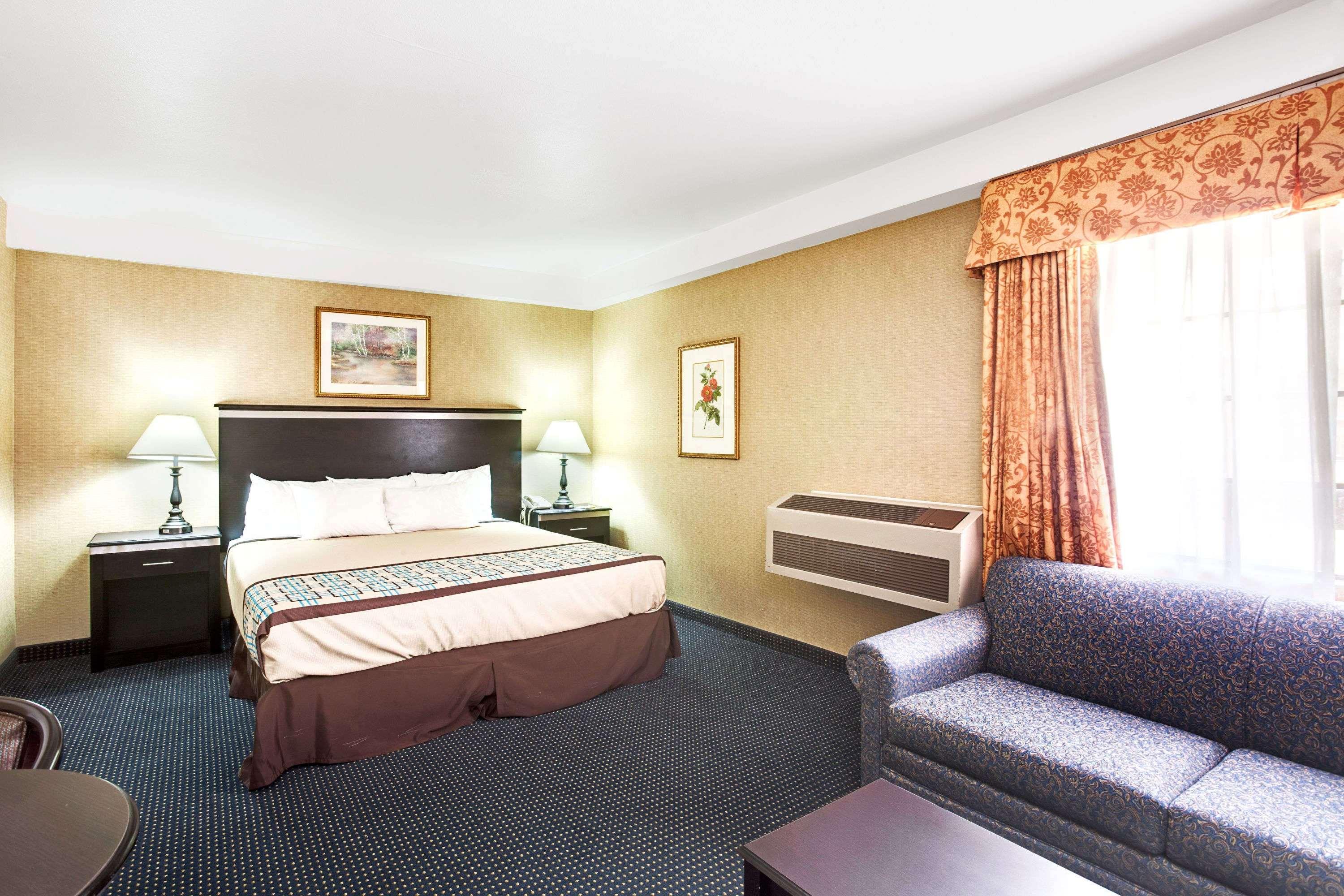 Days Inn & Suites By Wyndham Артижа Экстерьер фото