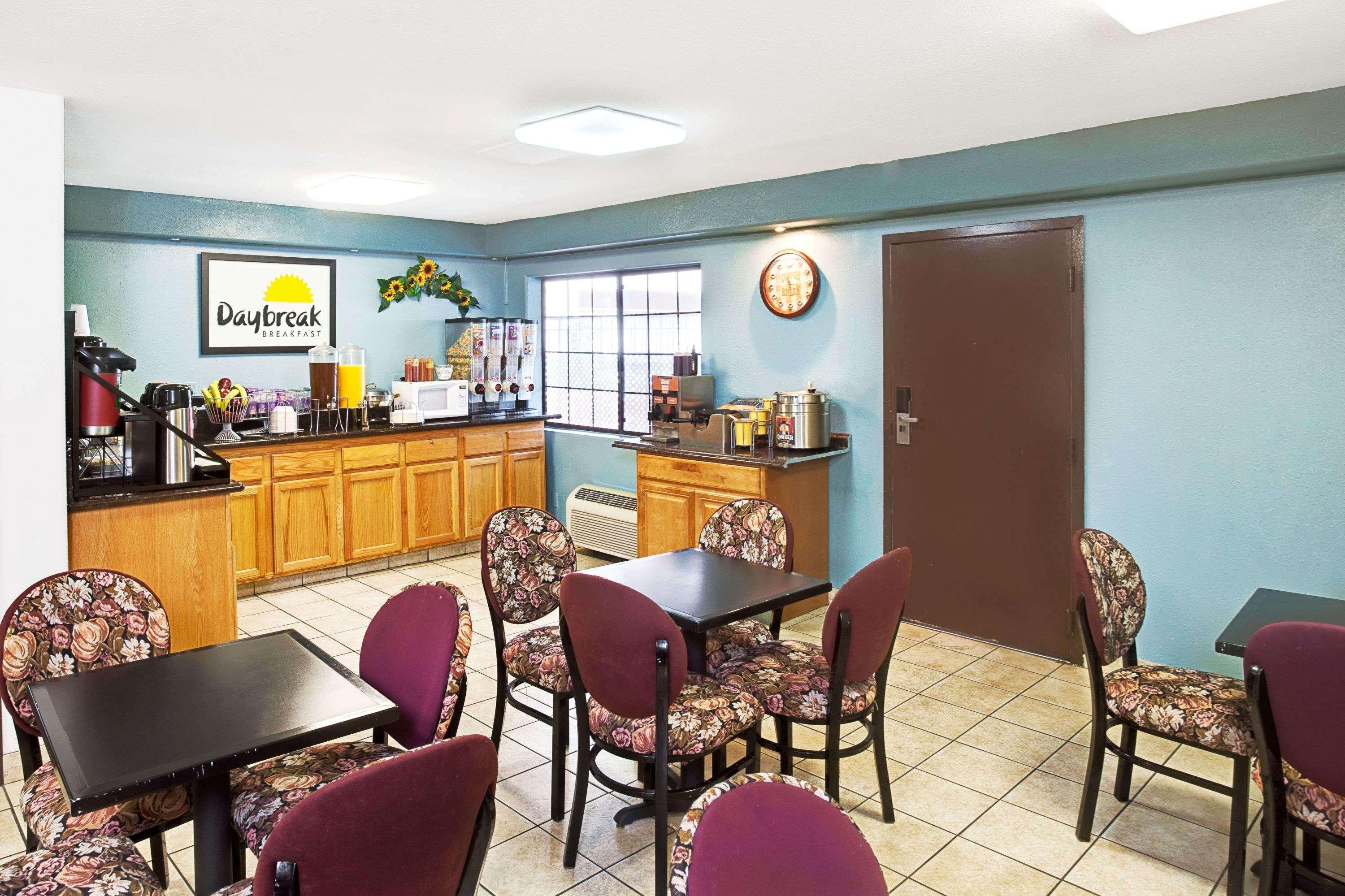 Days Inn & Suites By Wyndham Артижа Экстерьер фото
