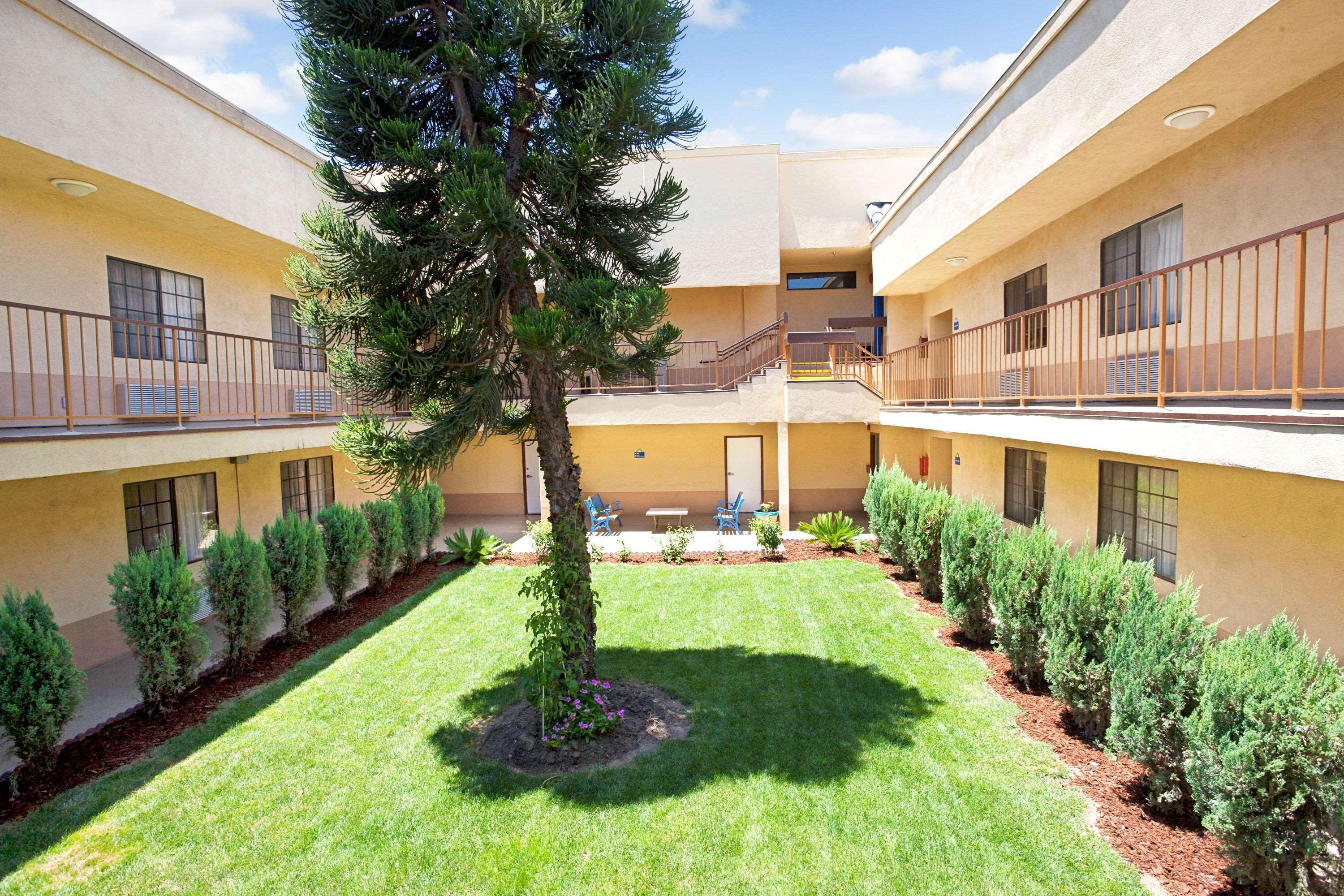 Days Inn & Suites By Wyndham Артижа Экстерьер фото