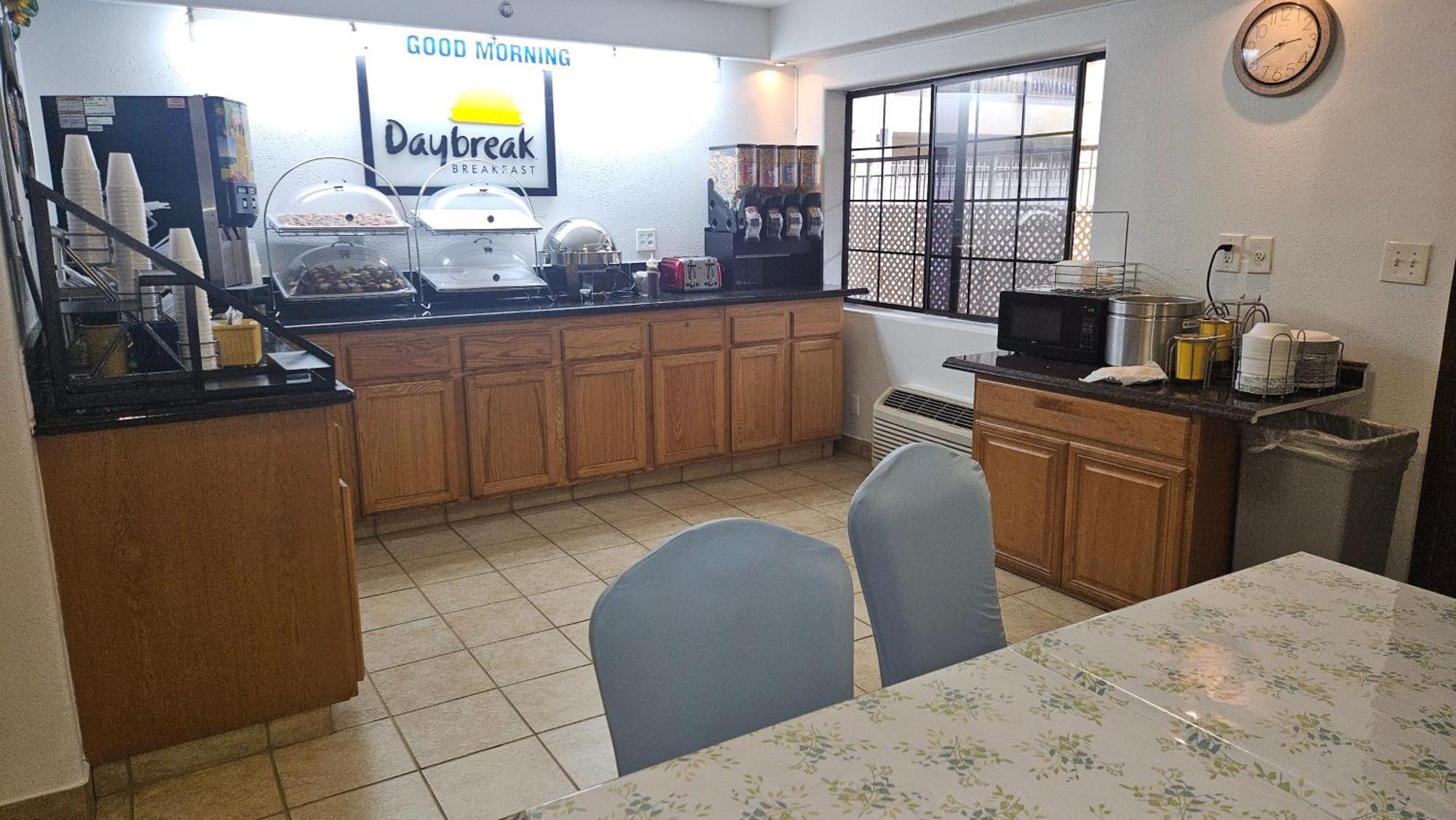 Days Inn & Suites By Wyndham Артижа Экстерьер фото