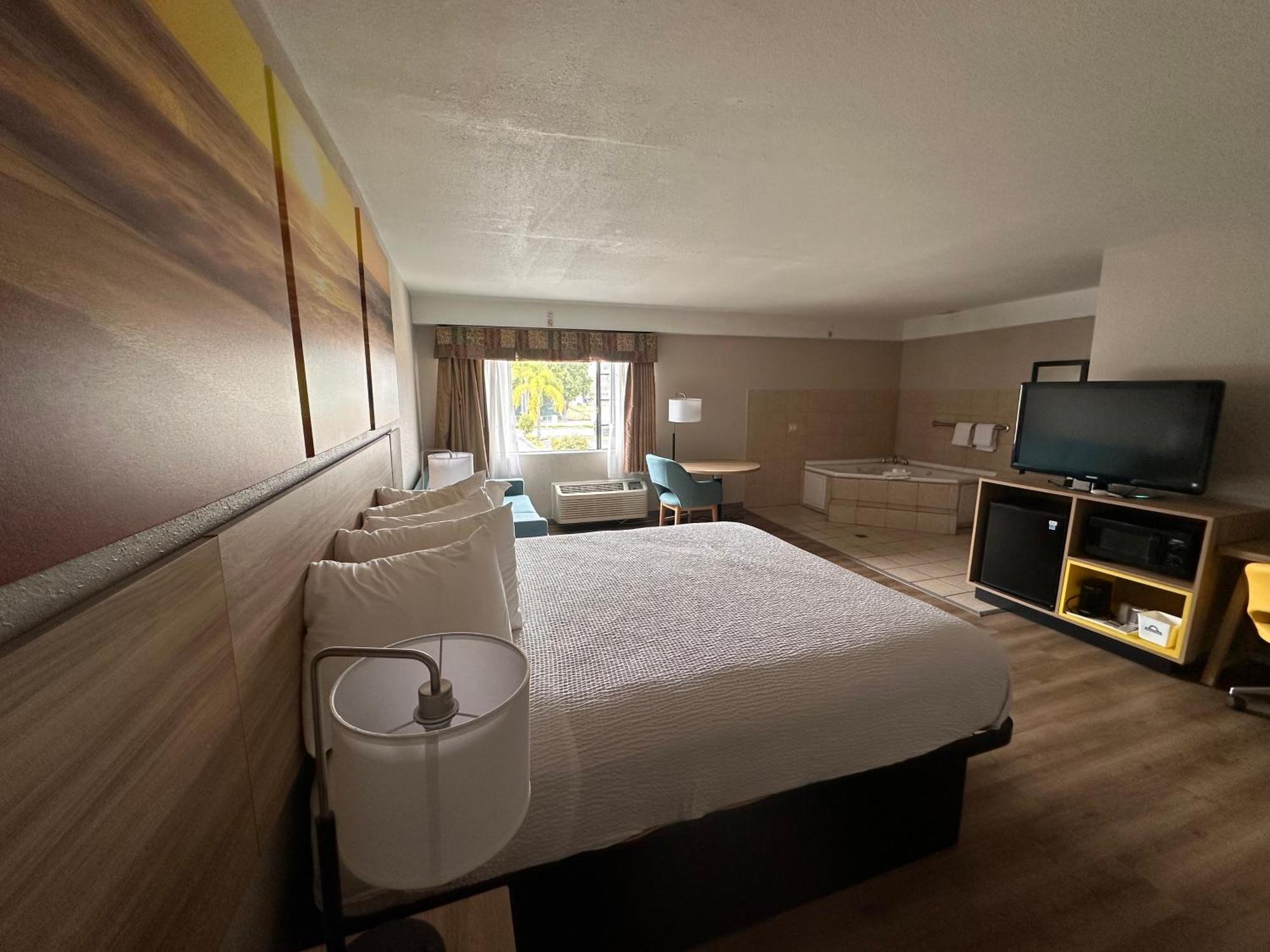 Days Inn & Suites By Wyndham Артижа Экстерьер фото