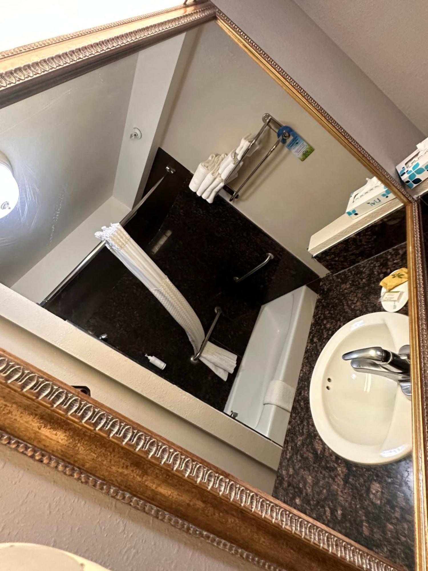 Days Inn & Suites By Wyndham Артижа Экстерьер фото