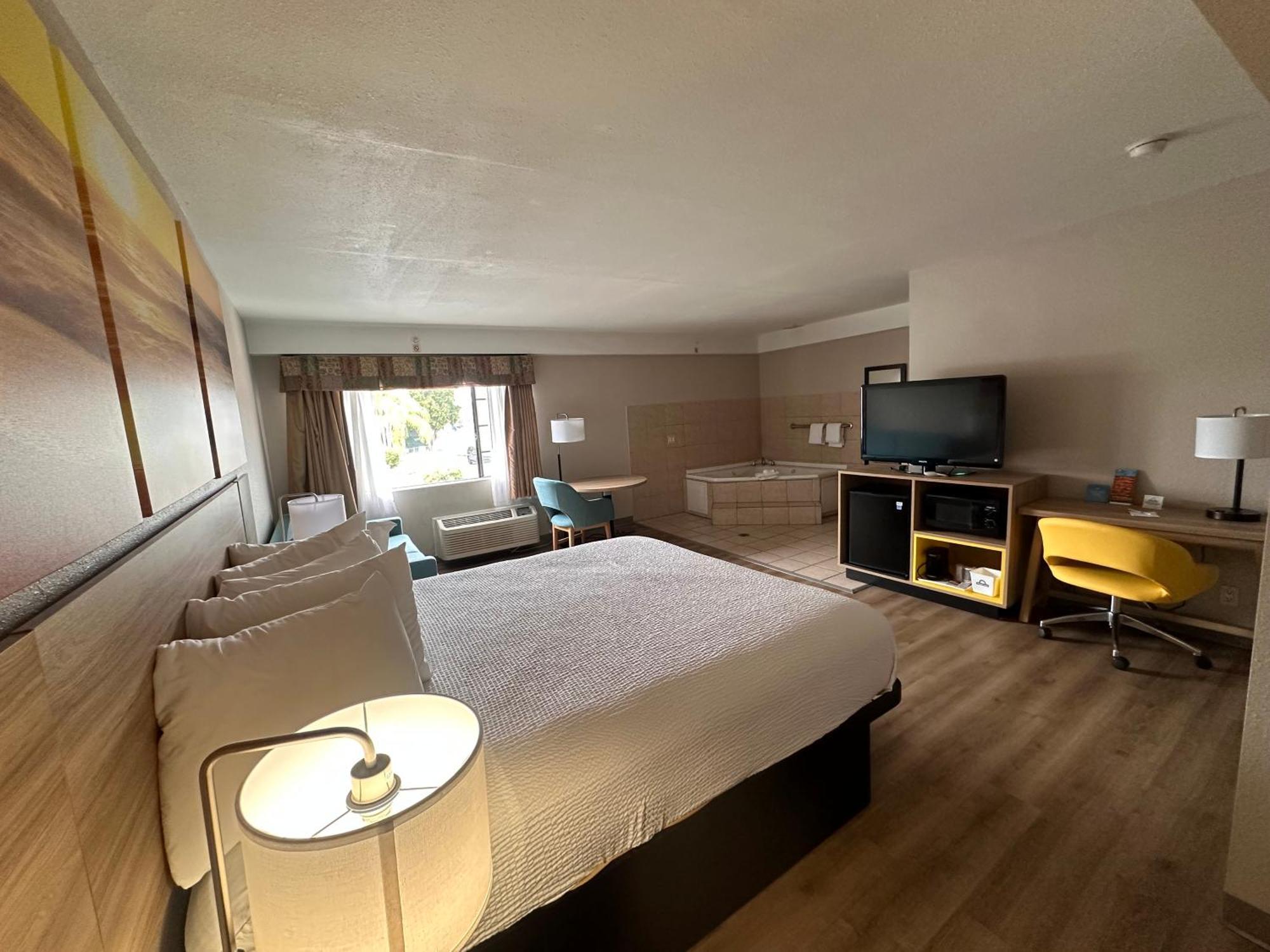 Days Inn & Suites By Wyndham Артижа Экстерьер фото
