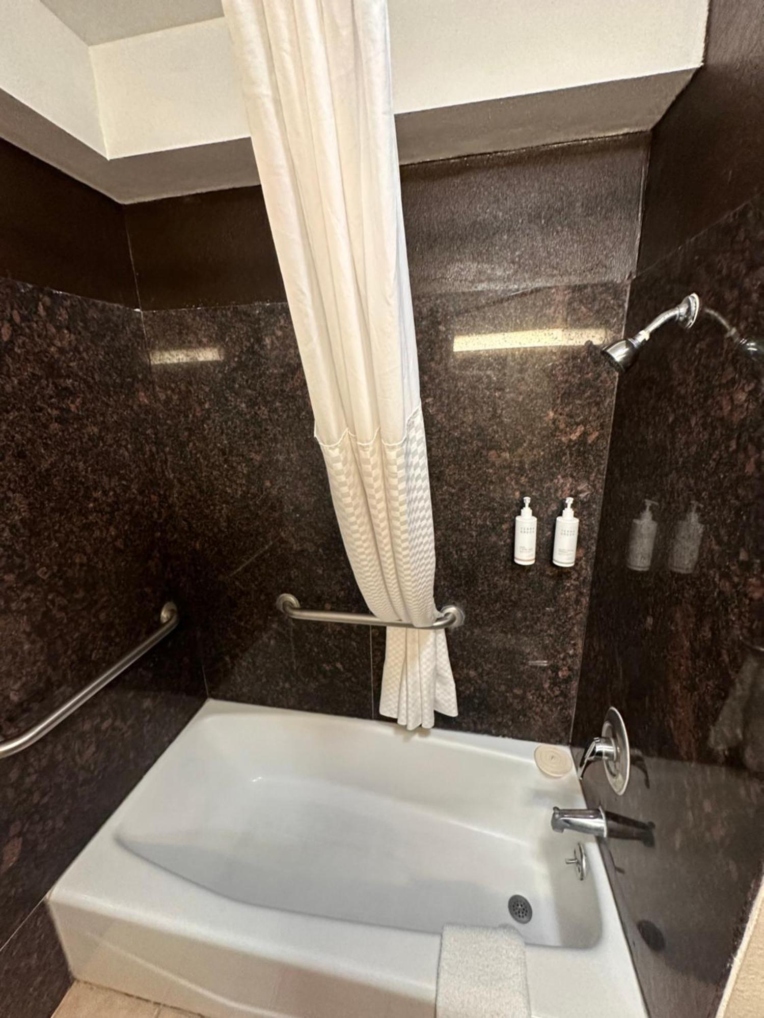 Days Inn & Suites By Wyndham Артижа Экстерьер фото