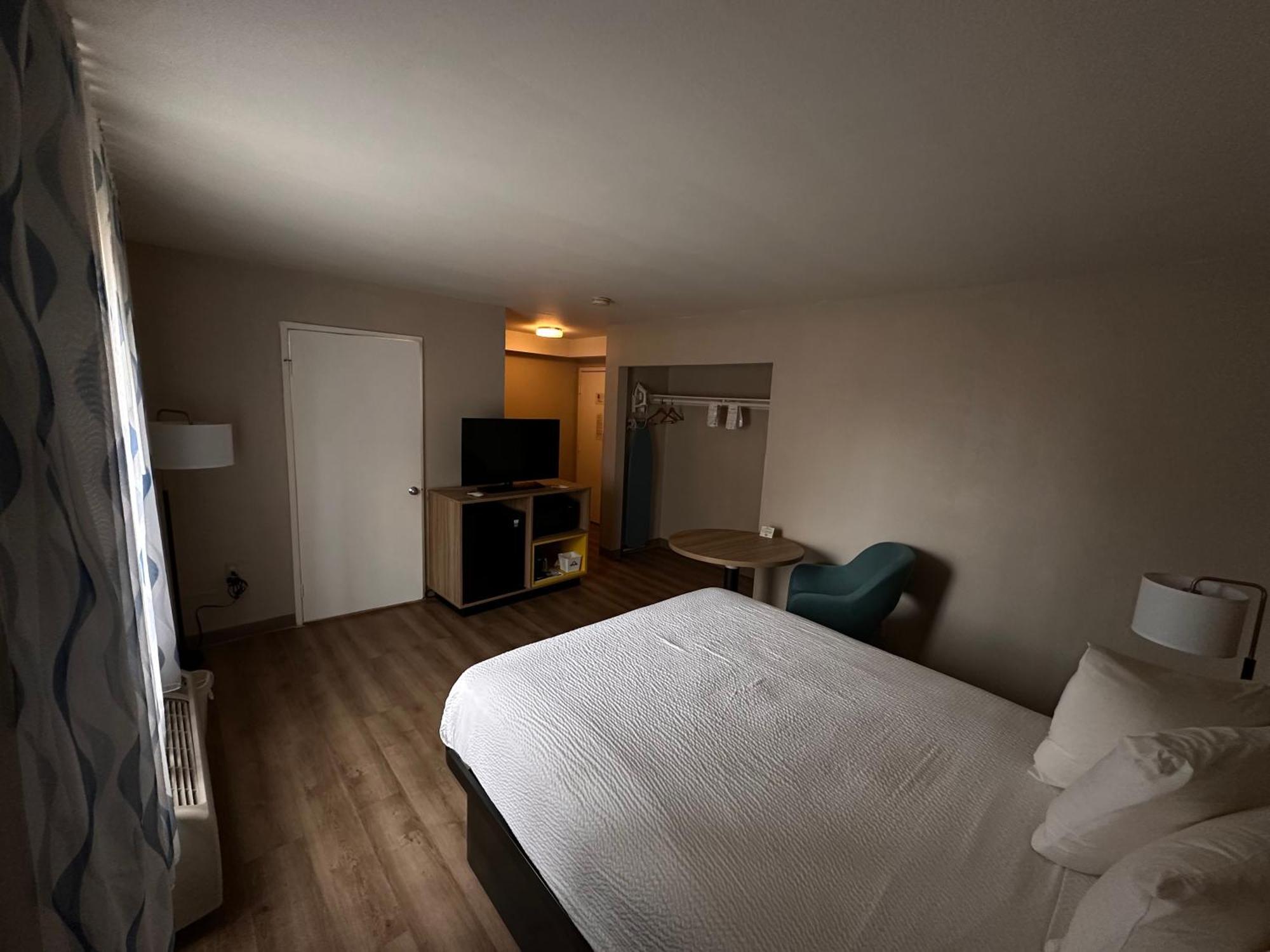 Days Inn & Suites By Wyndham Артижа Экстерьер фото