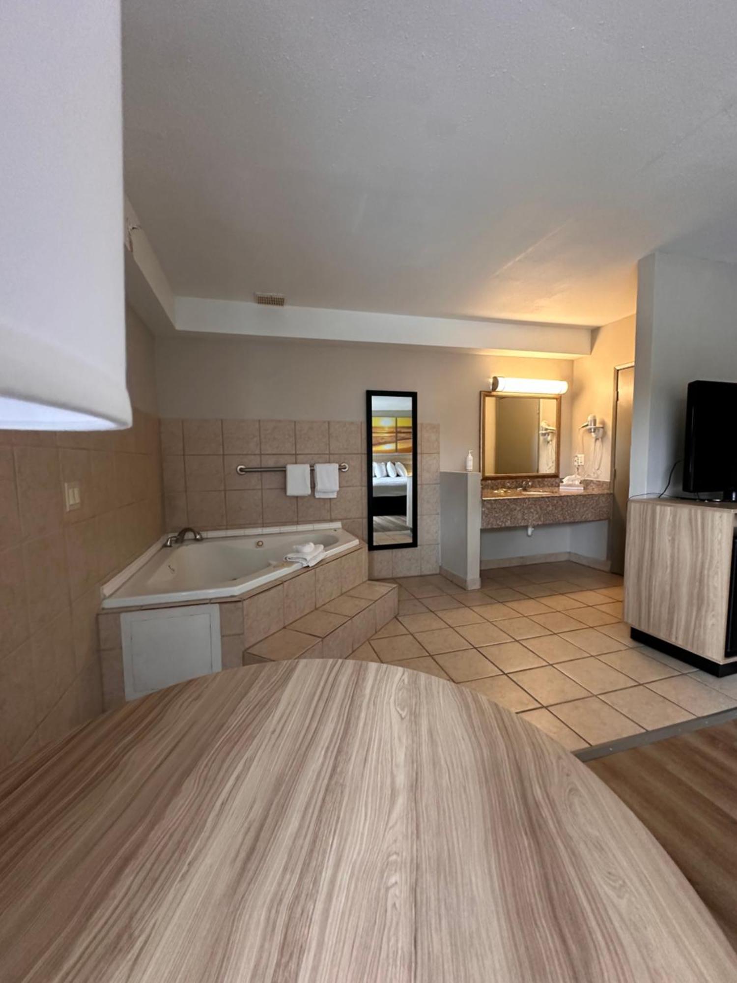 Days Inn & Suites By Wyndham Артижа Экстерьер фото