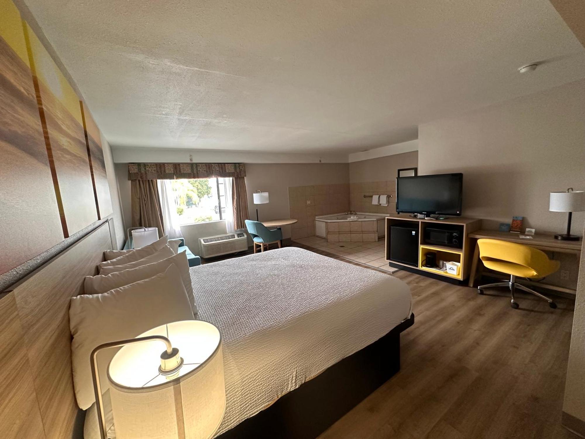 Days Inn & Suites By Wyndham Артижа Экстерьер фото