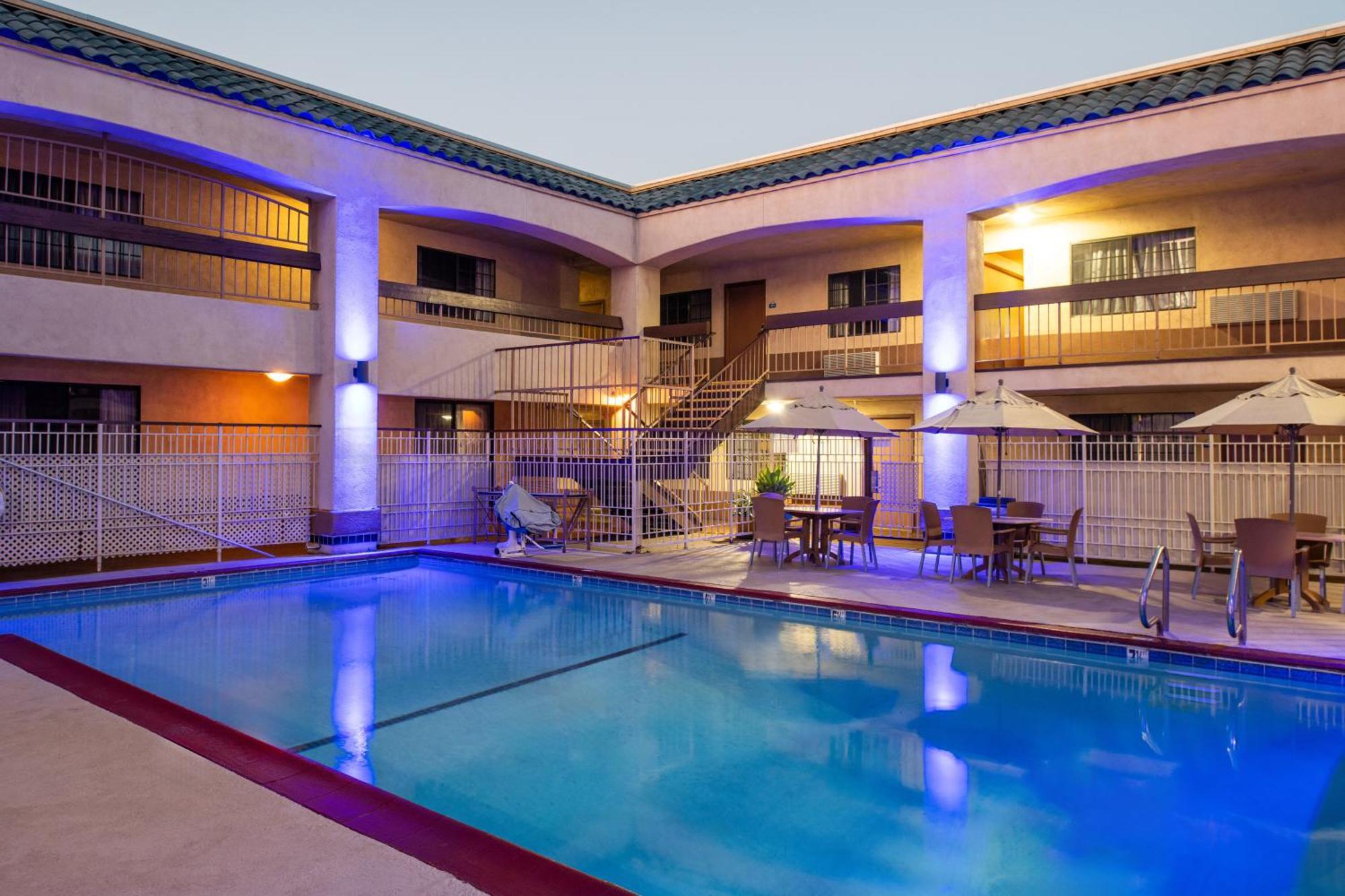 Days Inn & Suites By Wyndham Артижа Экстерьер фото