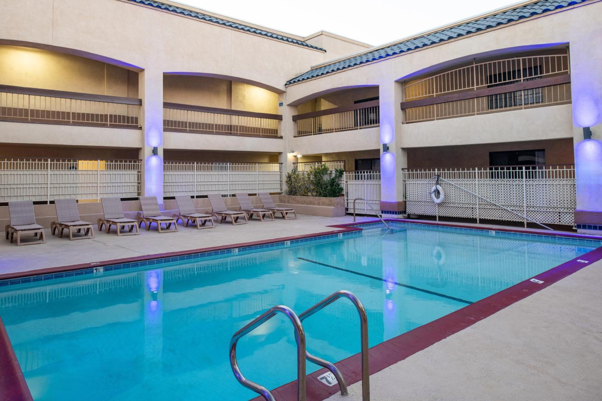 Days Inn & Suites By Wyndham Артижа Экстерьер фото
