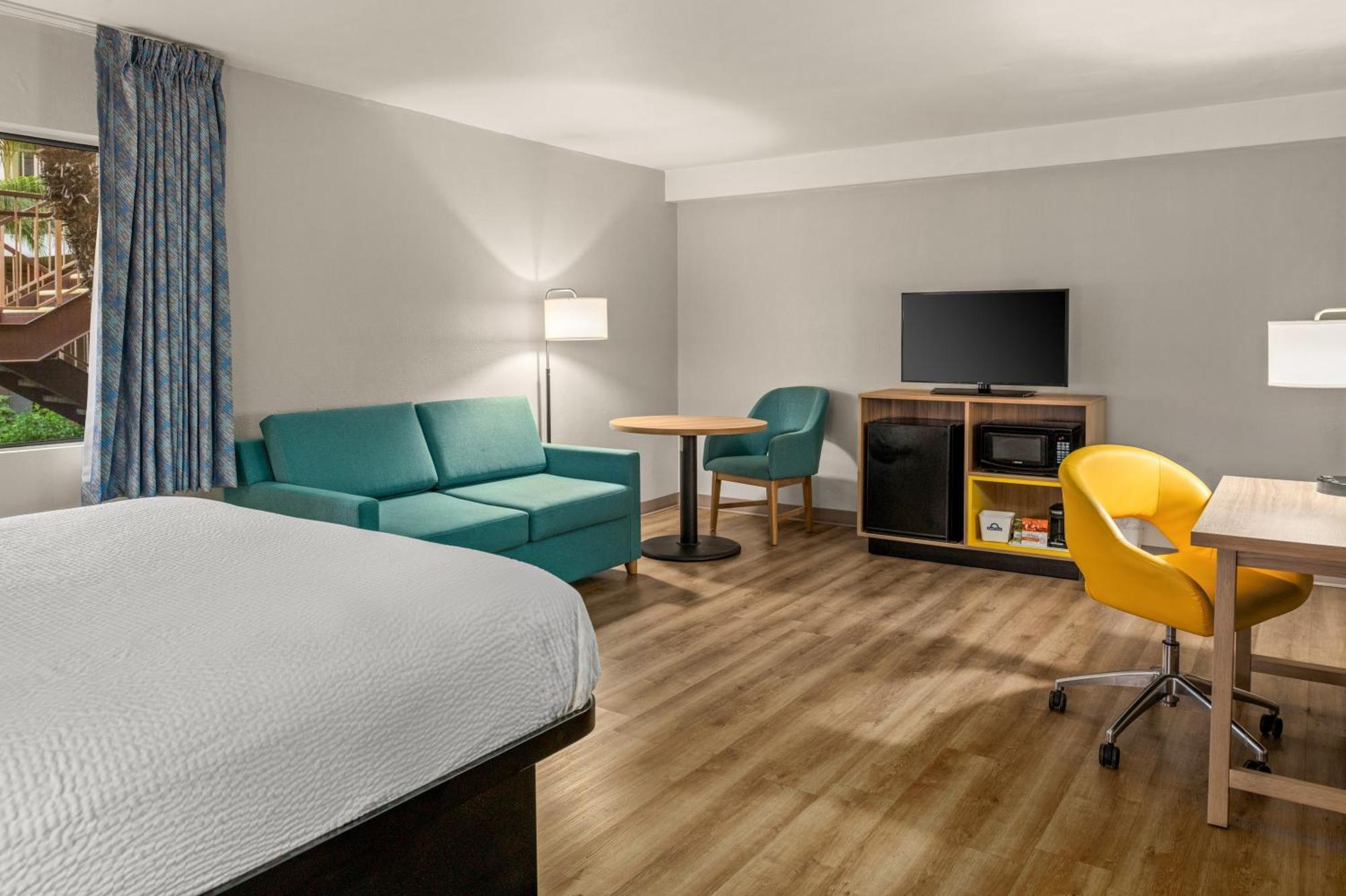 Days Inn & Suites By Wyndham Артижа Экстерьер фото