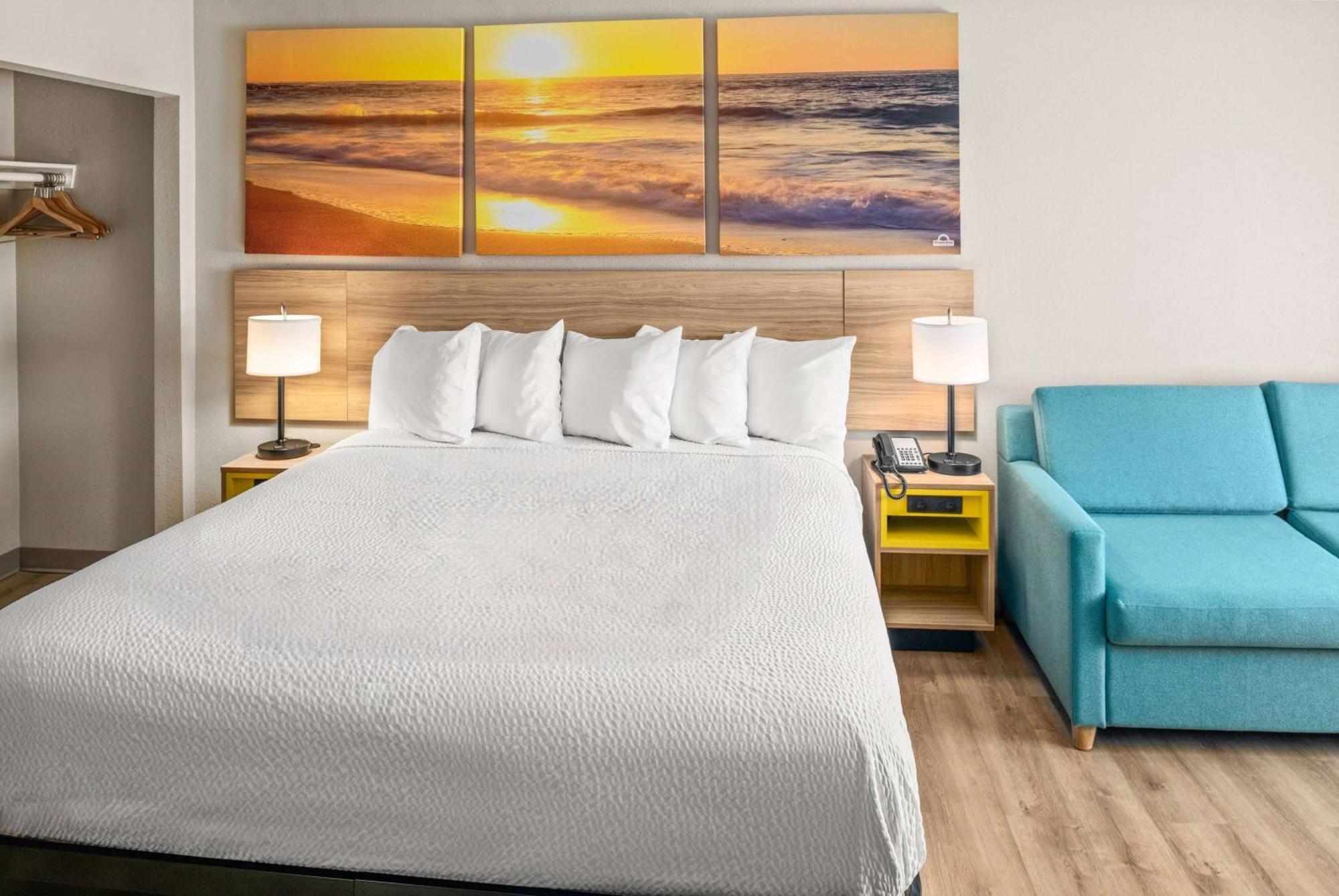 Days Inn & Suites By Wyndham Артижа Экстерьер фото