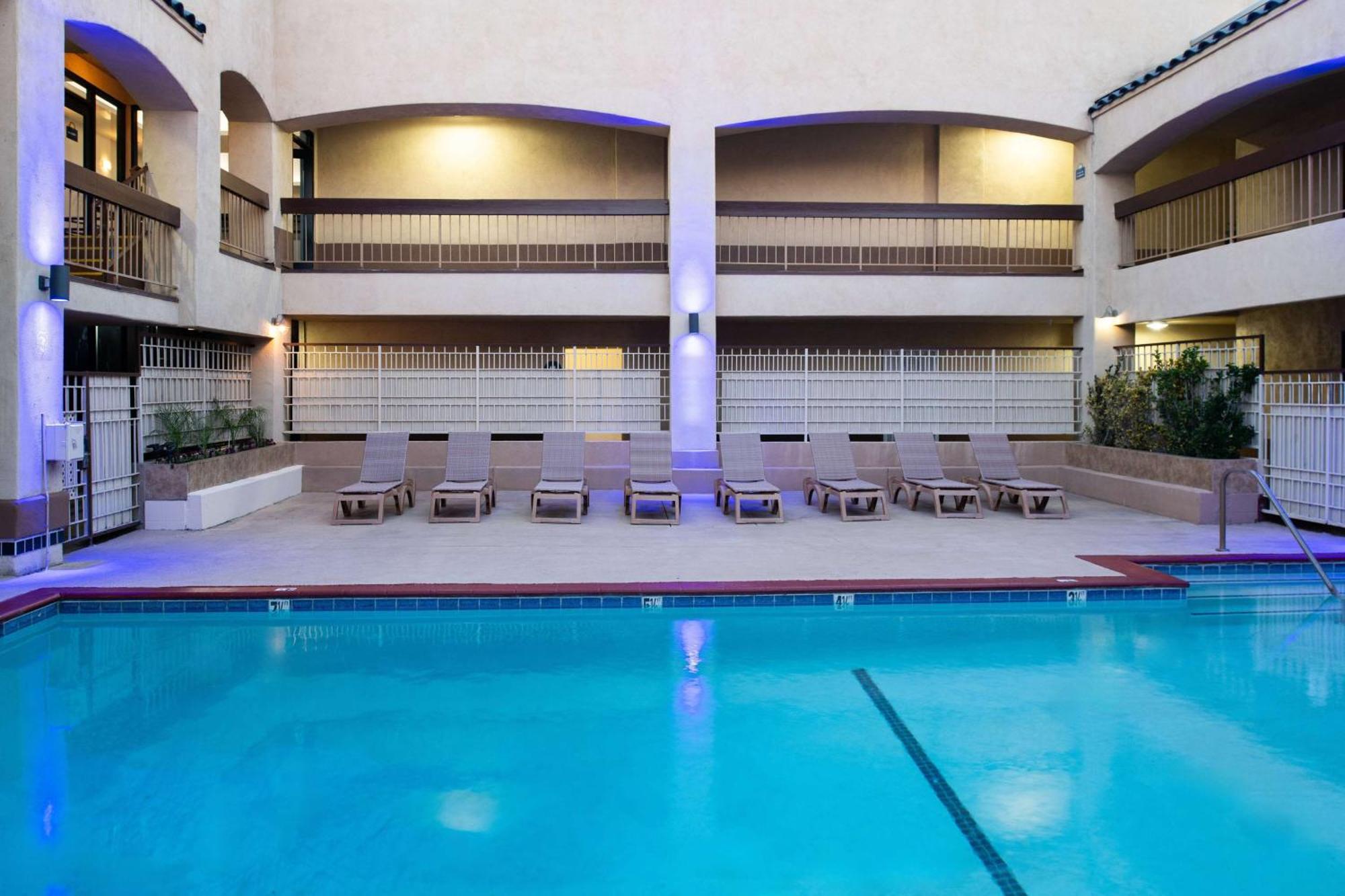 Days Inn & Suites By Wyndham Артижа Экстерьер фото