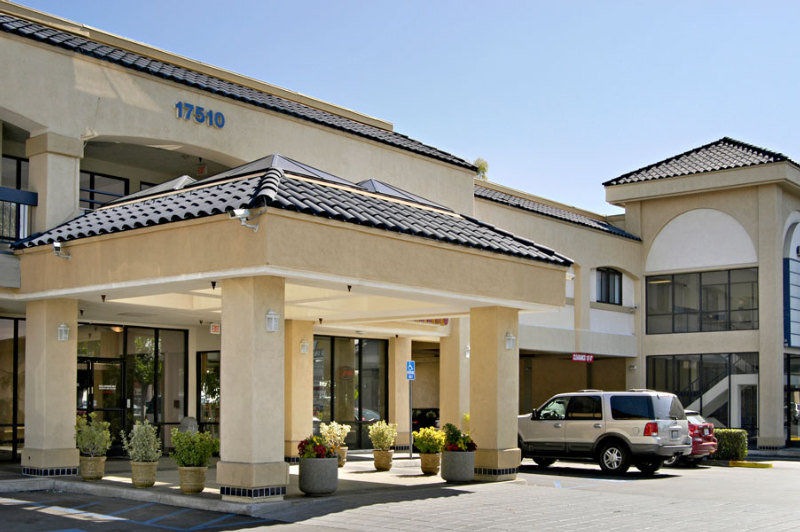 Days Inn & Suites By Wyndham Артижа Экстерьер фото