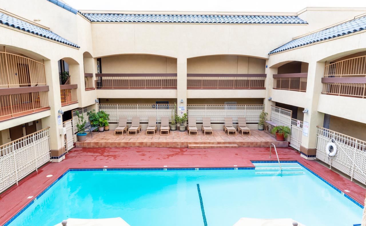 Days Inn & Suites By Wyndham Артижа Экстерьер фото