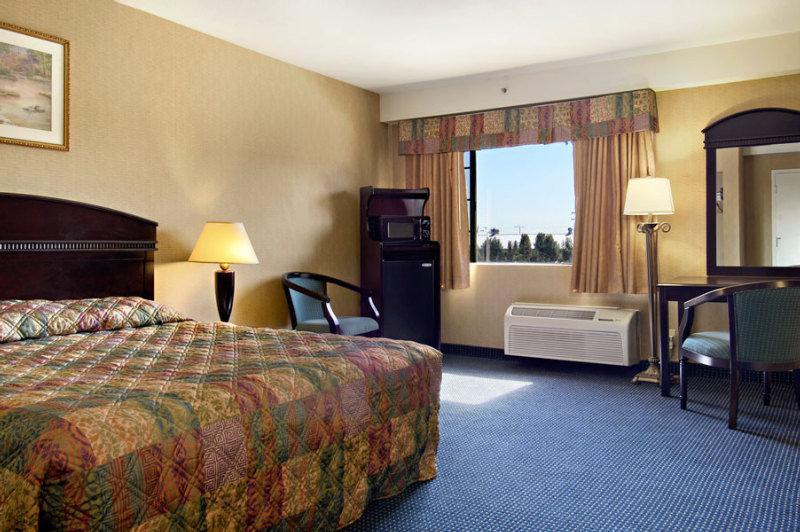 Days Inn & Suites By Wyndham Артижа Номер фото